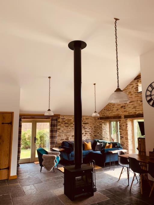 Yelverton Vacations - Detached Barn in Tamar Valley, EV charging included - Property Image 1