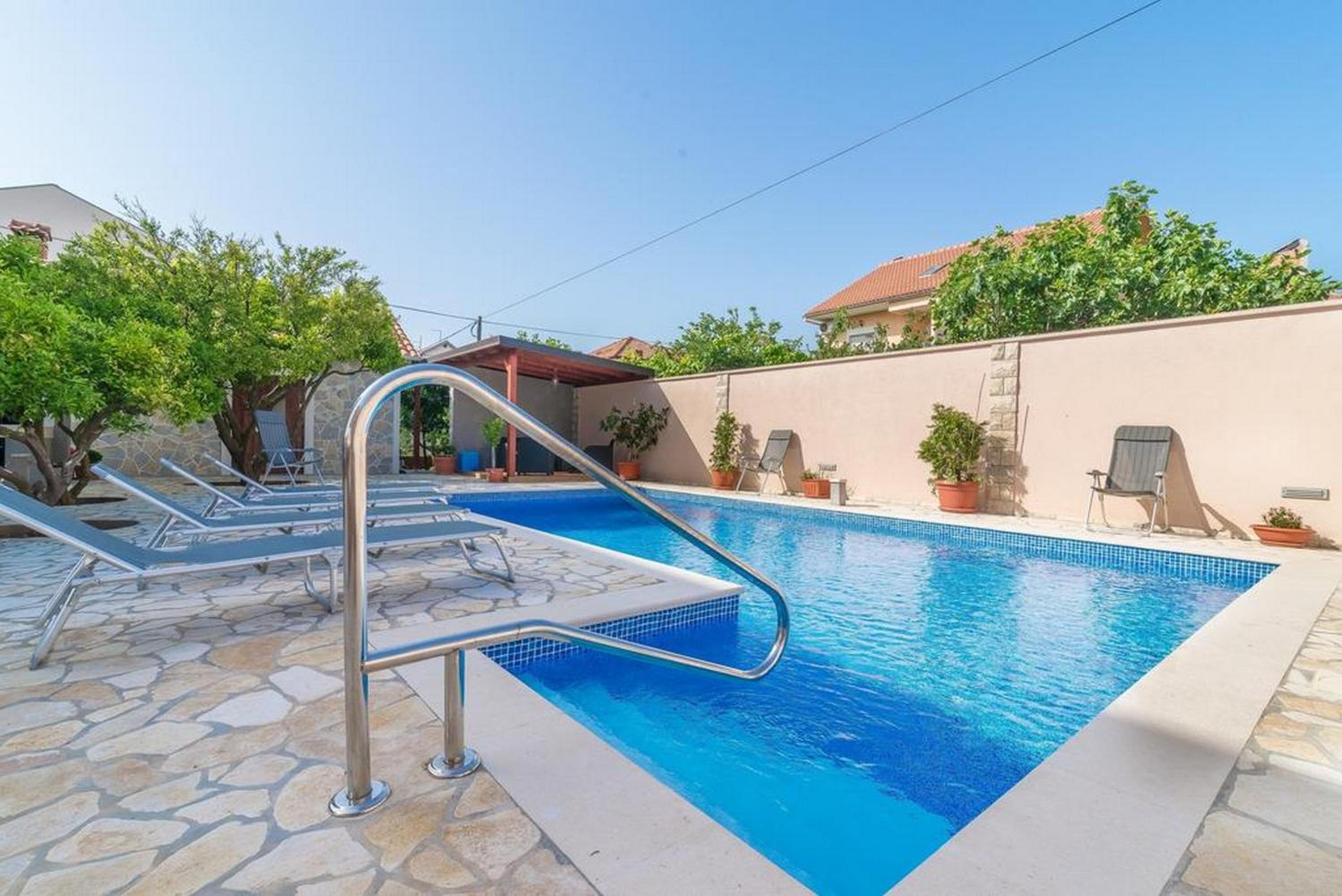Apartments Villa Odesa with shared pool view 5