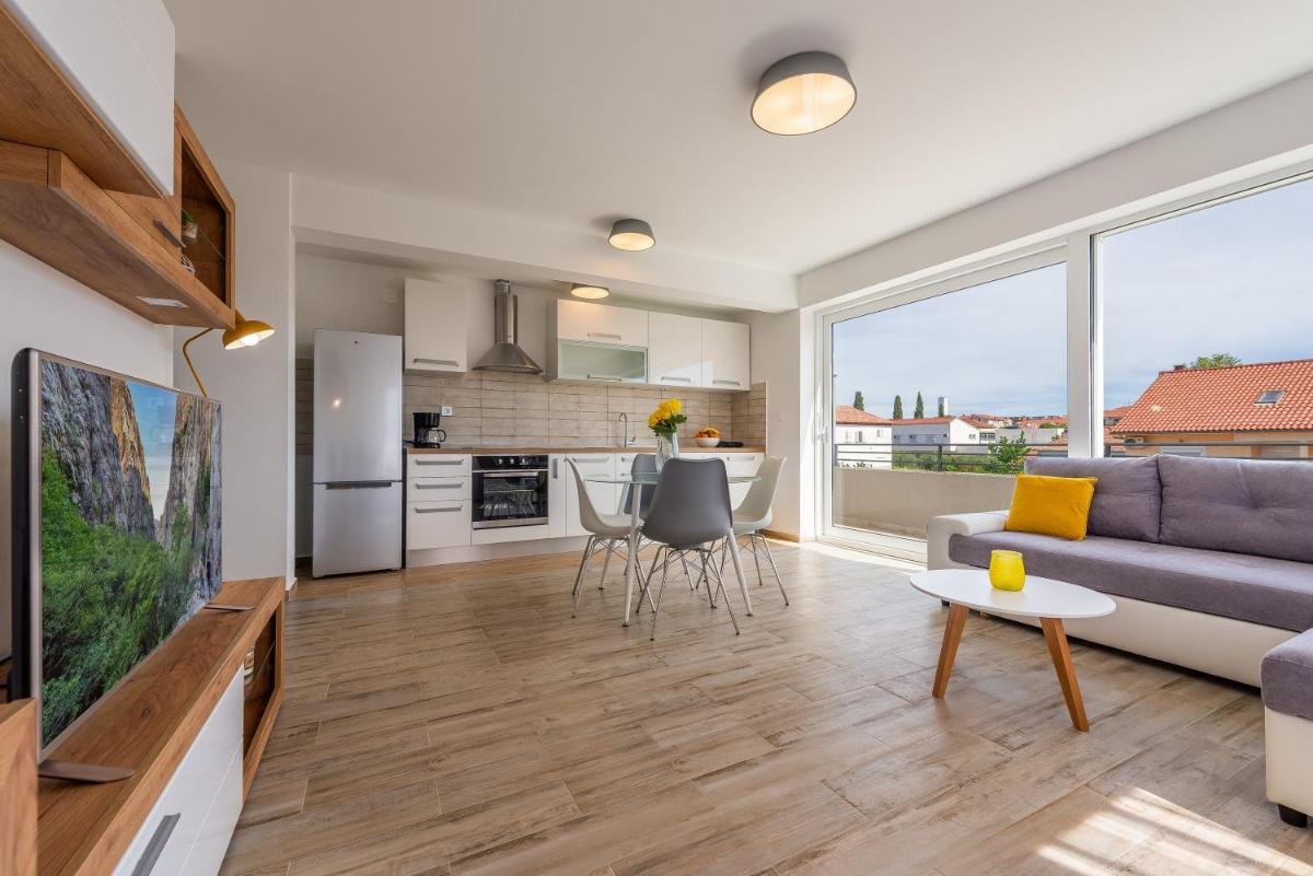 Apartments Villa Odesa with shared pool view 2