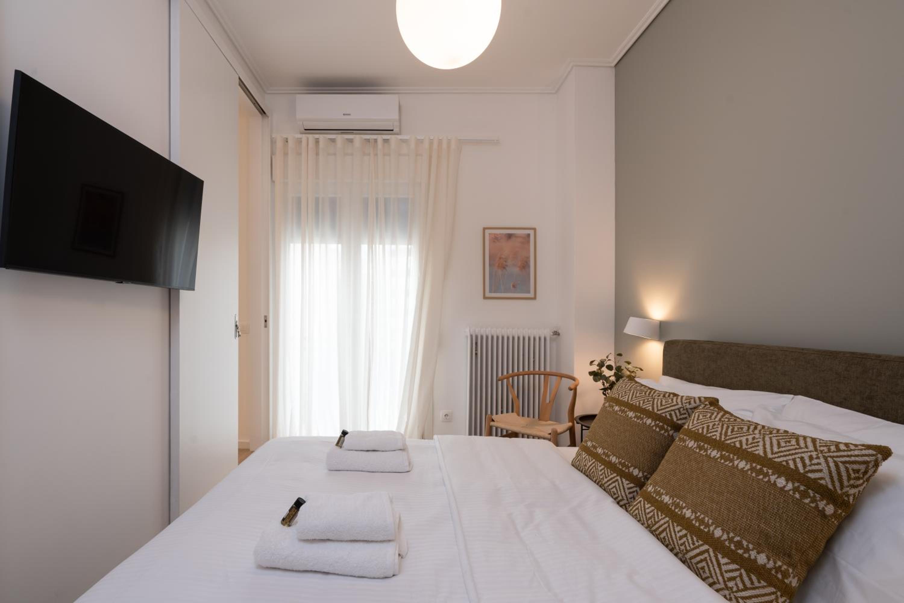 Unique 2 Bedrooms Apartment, Steps to Plaka and City center