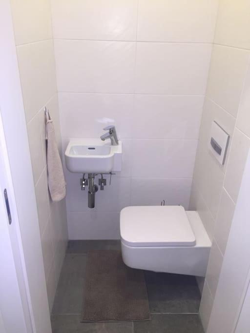 NEW Apartment - 10 min DOWNTOWN