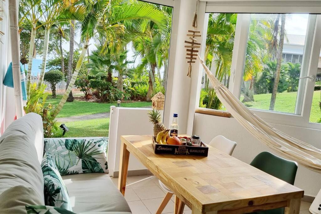 "Aimé Gwada", appartement à 40m de la plage, Rez-de-jardin tropical view 2