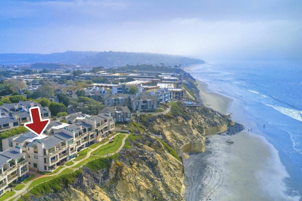 Oceanfront Fully Remodeled 2BR 2BA, Pool, Hot Tub, Gated Parking view 3