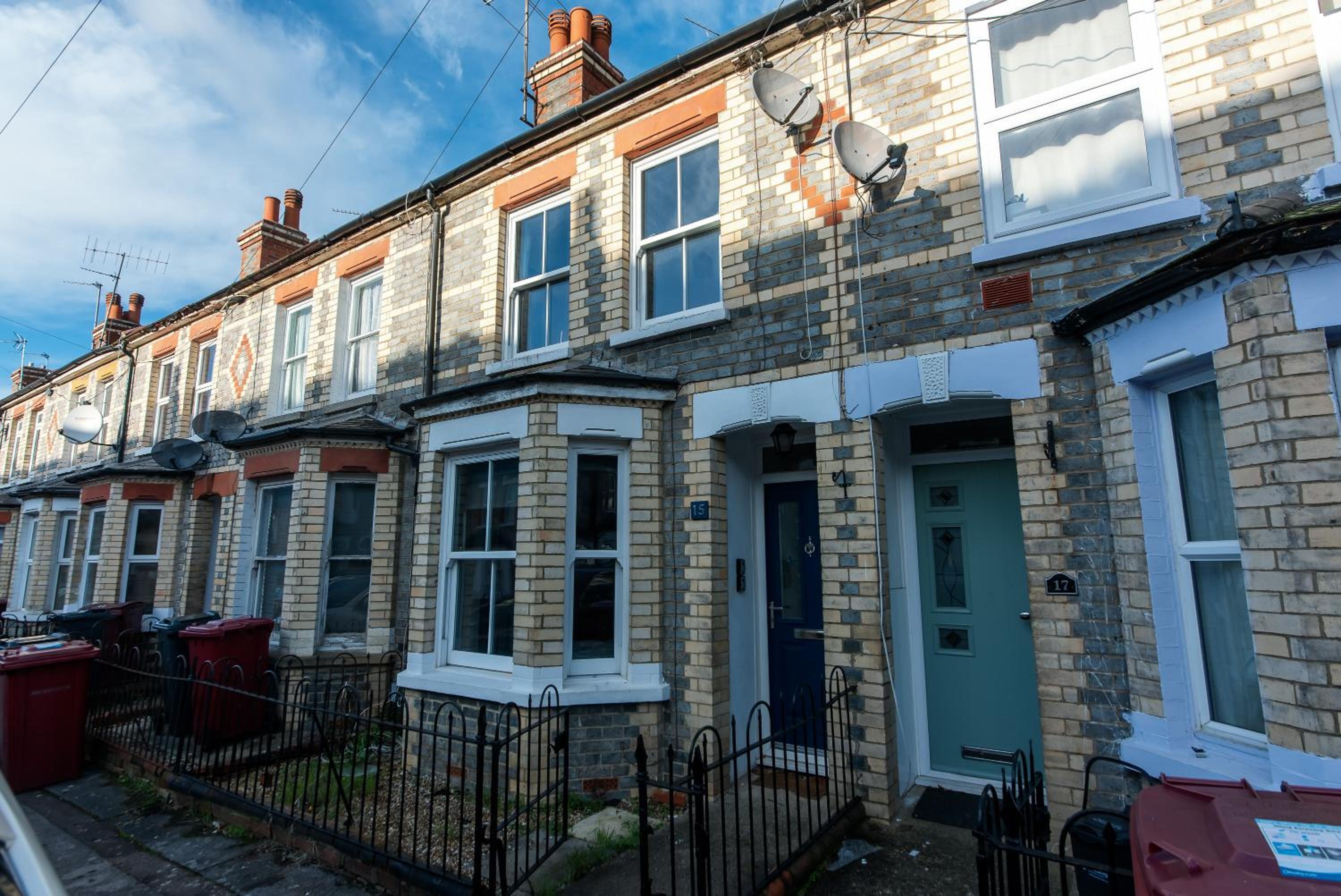Springfield Place - 3 Bed Stay - Family & Contractor Stay Reading with Parking view 5