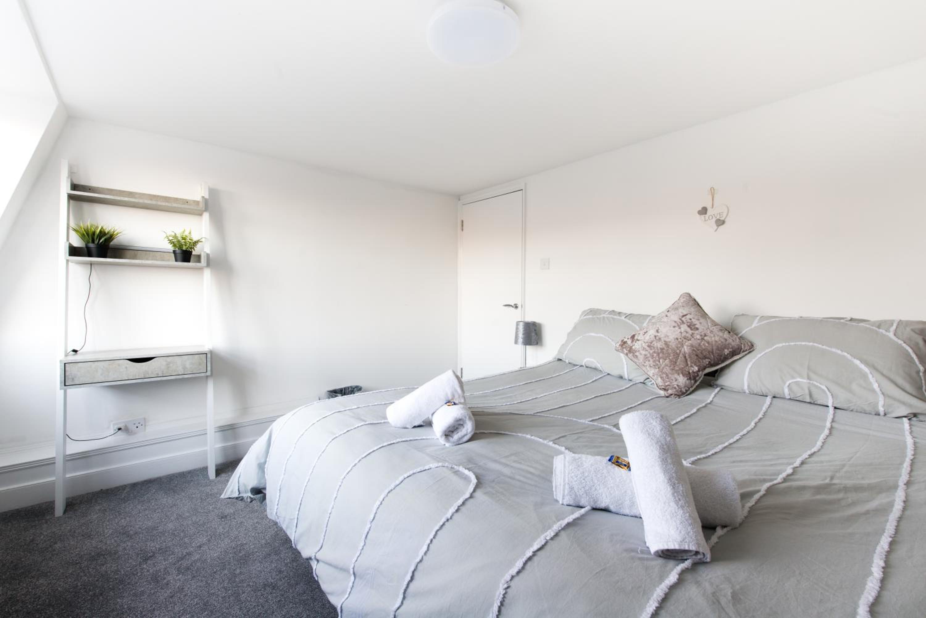 Luxe Maisonette- Parking, 4K TVs view 2