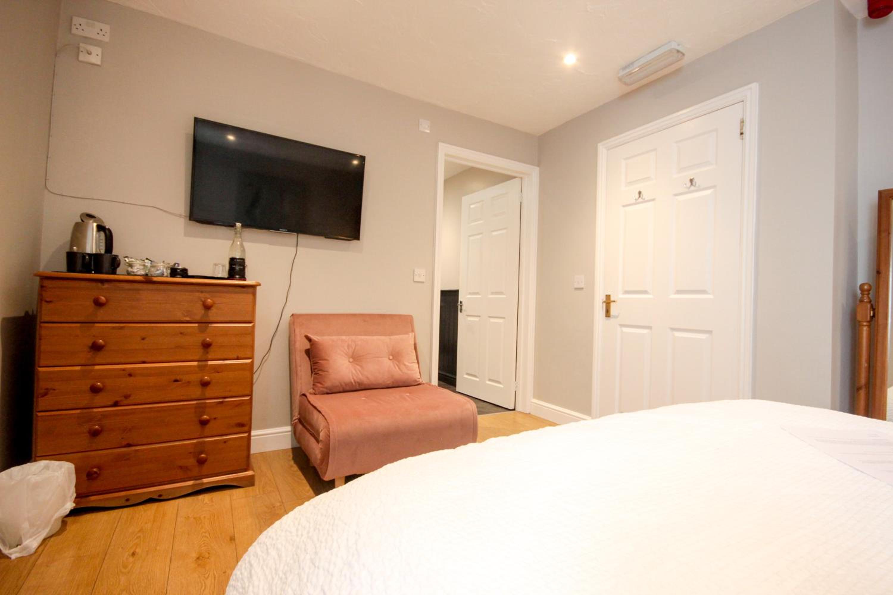 Ilminster Vacations - The Five Dials Inn - Property Image 74