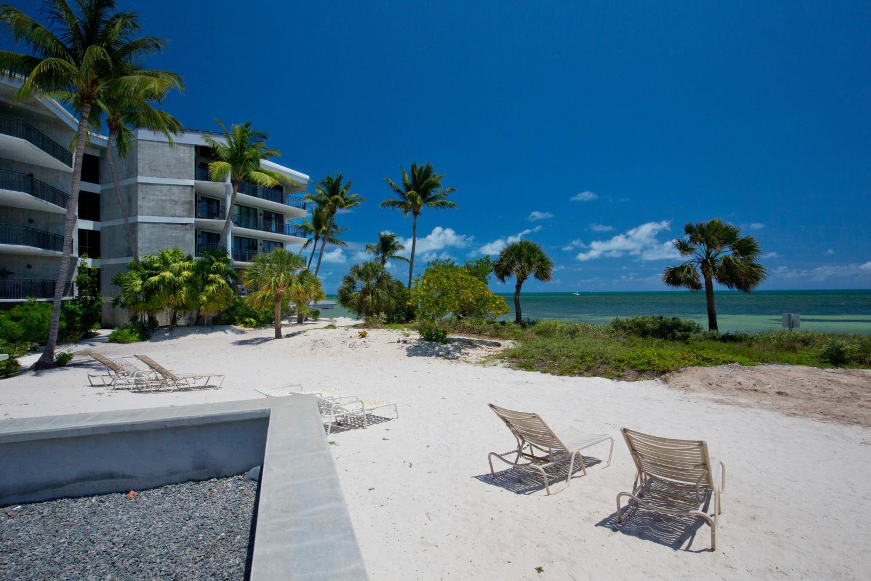 Poolside Breeze Retreat view 4