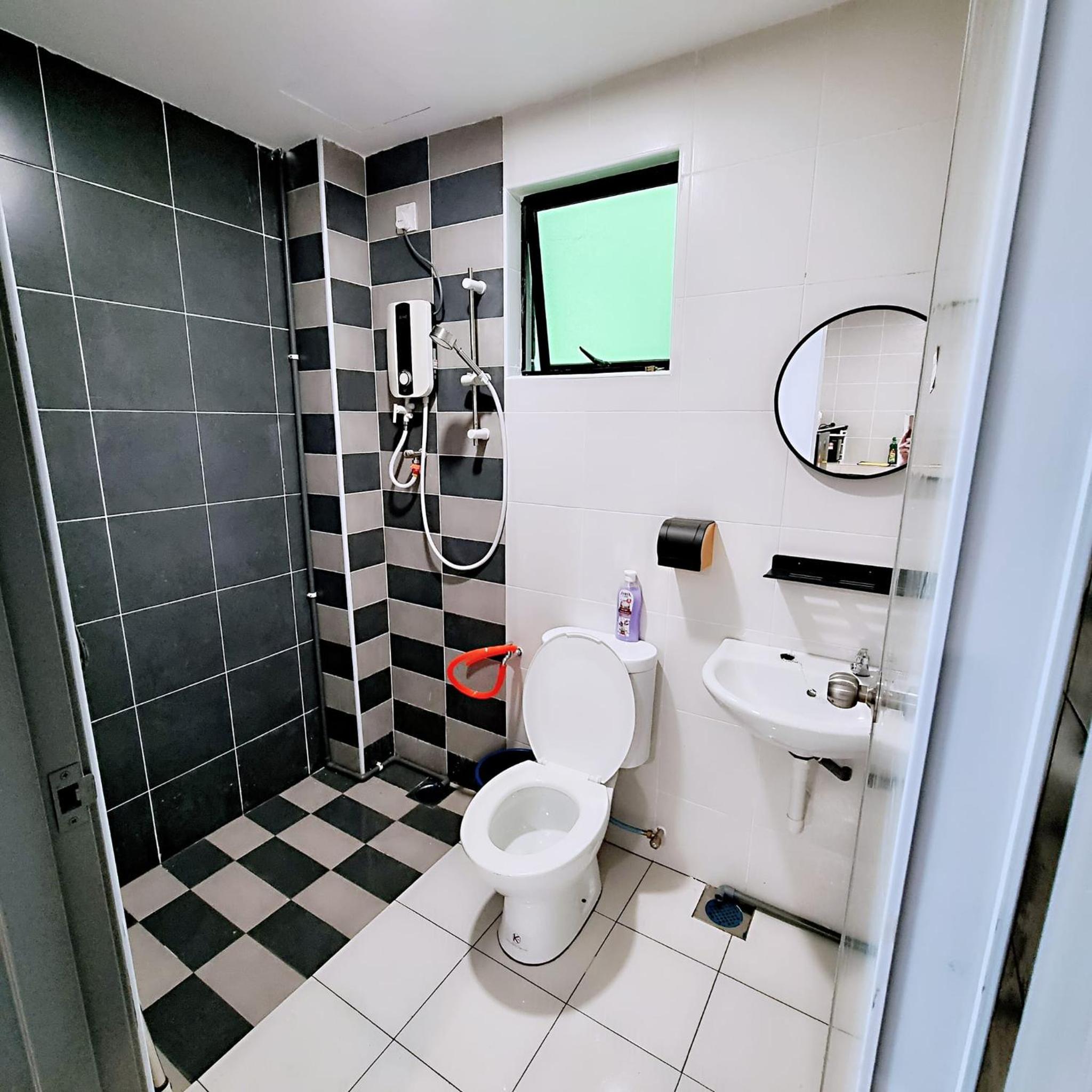 B3 Superb PoolView Manhattan Waterpark Homestay Ipoh4-8Pax NETFLIX
