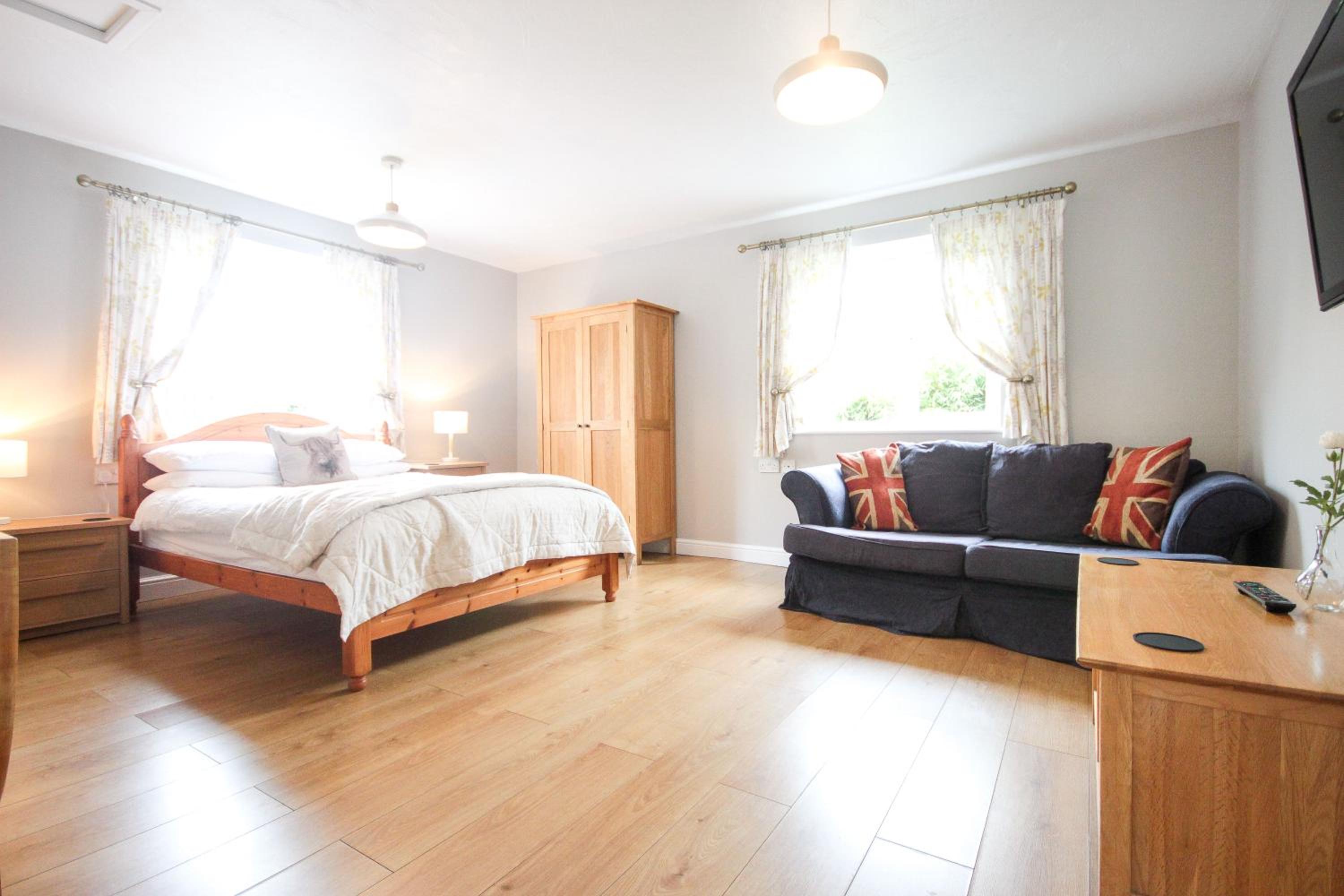 Ilminster Vacations - The Five Dials Inn - Property Image 19