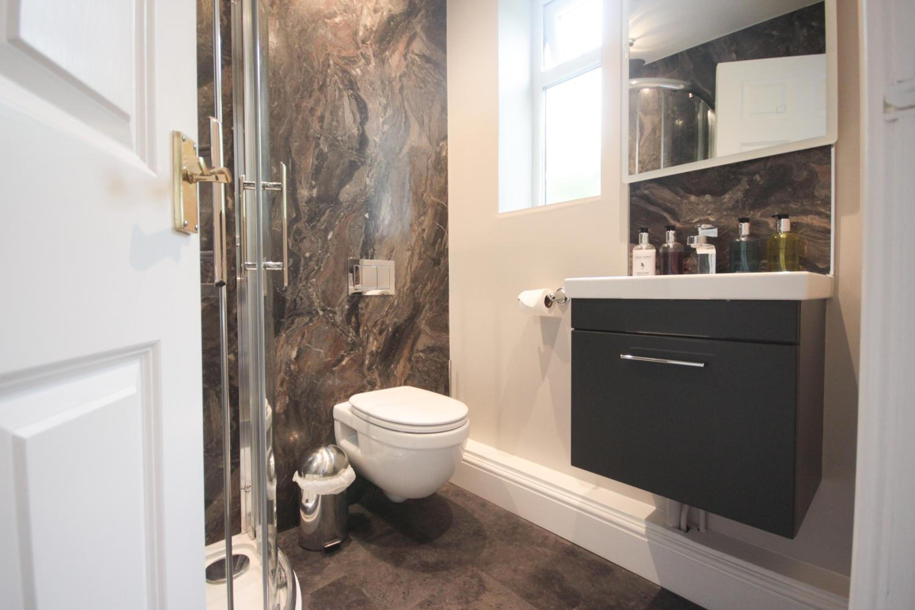 Ilminster Vacations - The Five Dials Inn - Property Image 16