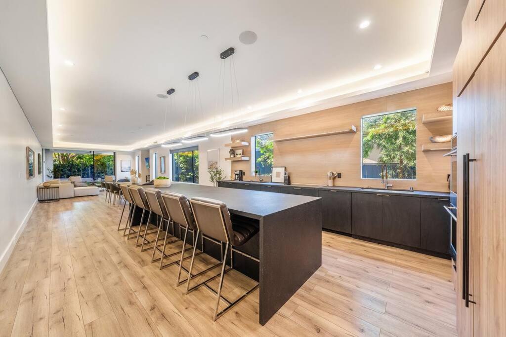 BEDFORD VILLA 6BEDROOMS - BEST LOCATION