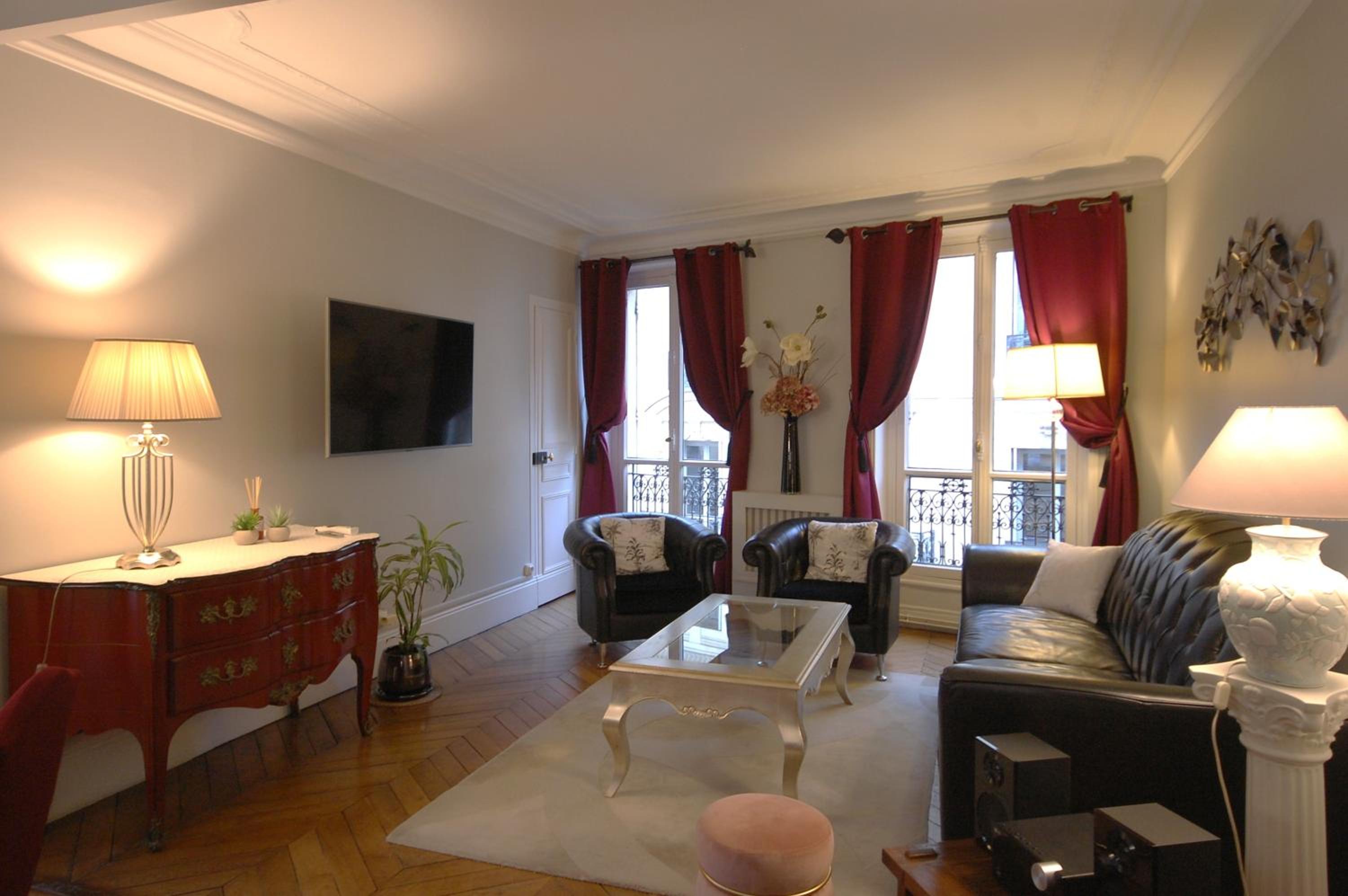 Two-Bedroom Apartment Champs-Elysées