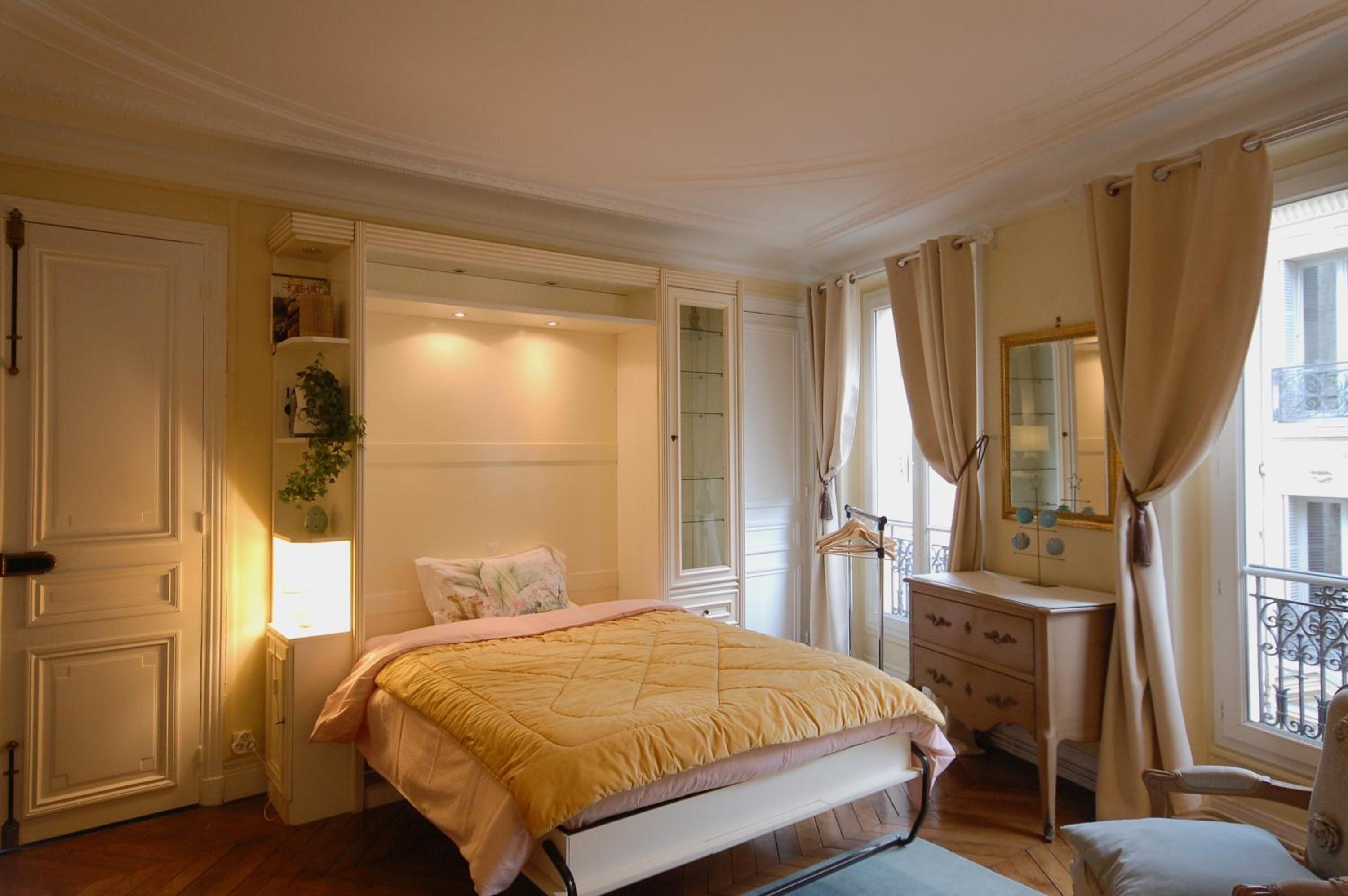 Two-Bedroom Apartment Champs-Elysées