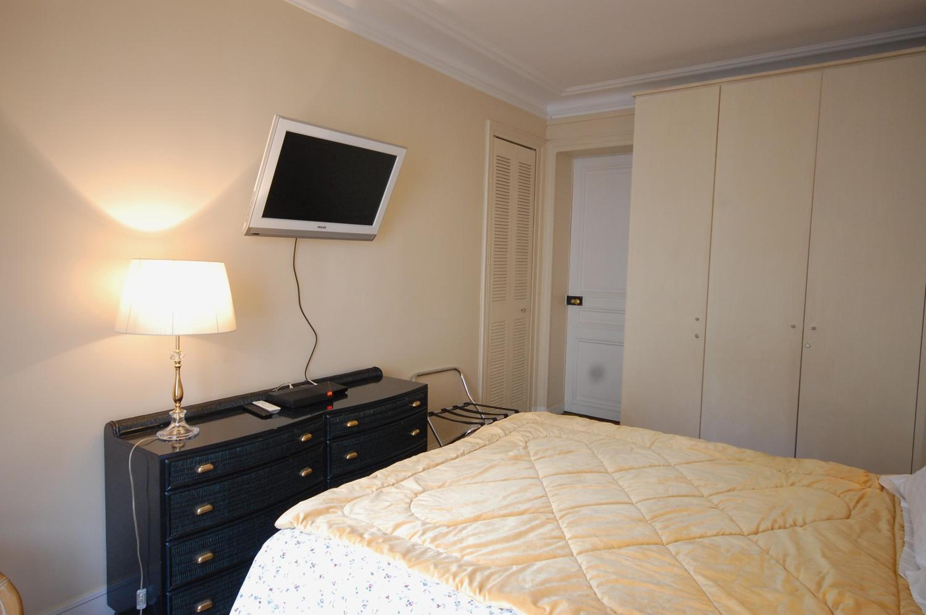 Two-Bedroom Apartment Champs-Elysées