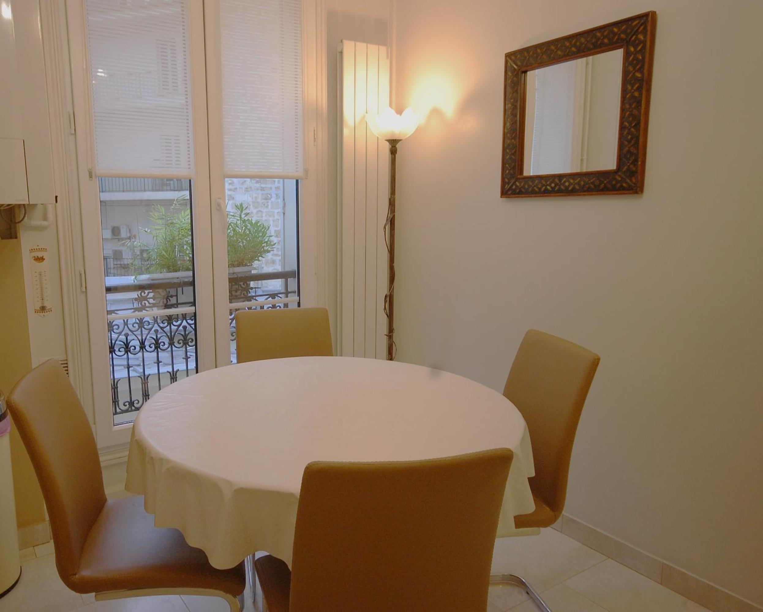 Two-Bedroom Apartment Champs-Elysées