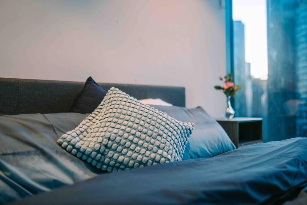 Southbank Serenity 2BR, Parking, and Wi-Fi