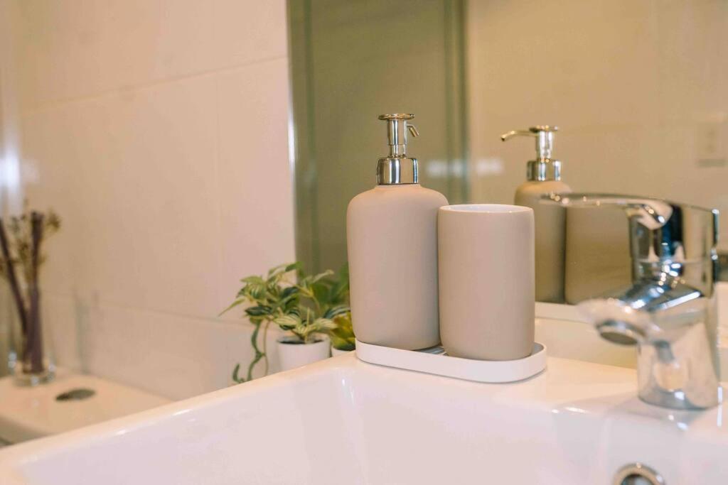 Southbank Serenity 2BR, Parking, and Wi-Fi