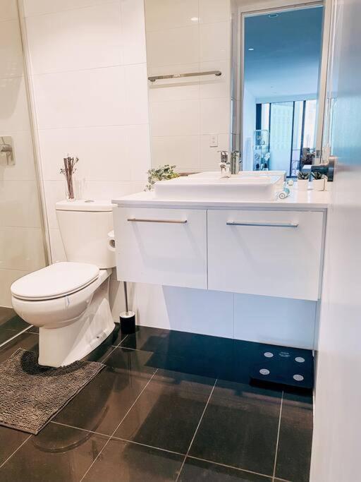 Southbank Serenity 2BR, Parking, and Wi-Fi
