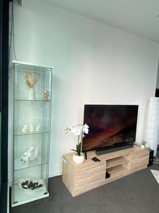 Southbank Serenity 2BR, Parking, and Wi-Fi