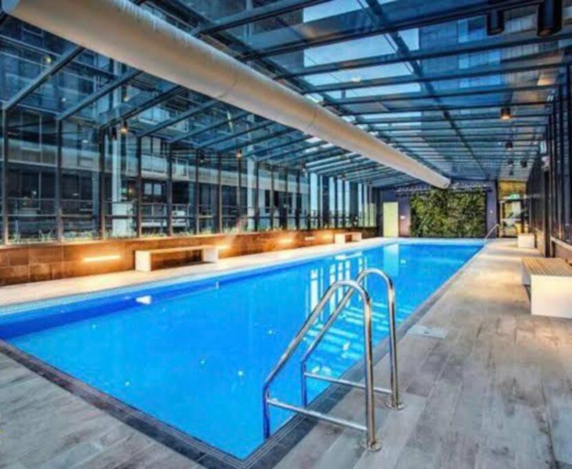 Southbank Serenity 2BR, Parking, and Wi-Fi