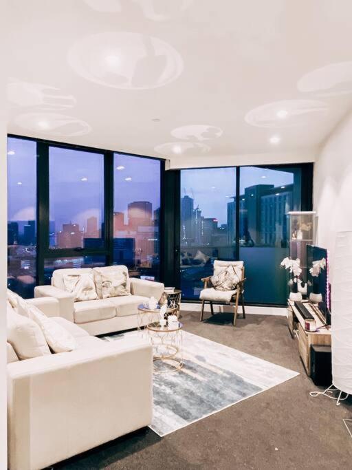 Southbank Serenity 2BR, Parking, and Wi-Fi