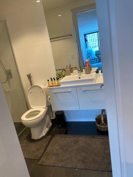 Southbank Serenity 2BR, Parking, and Wi-Fi