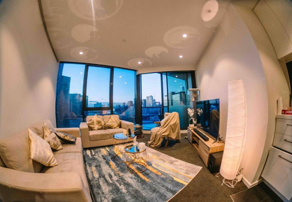 Southbank Serenity 2BR, Parking, and Wi-Fi
