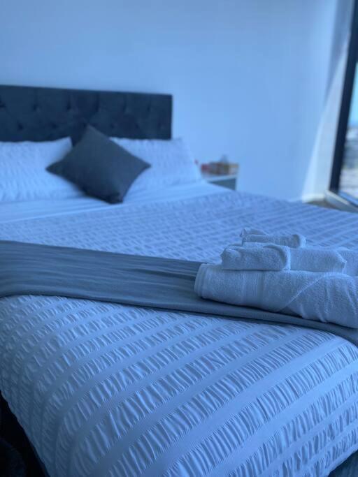 Southbank Serenity 2BR, Parking, and Wi-Fi