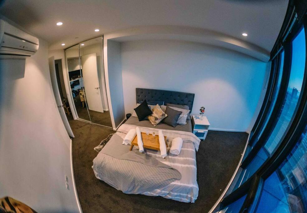 Southbank Serenity 2BR, Parking, and Wi-Fi