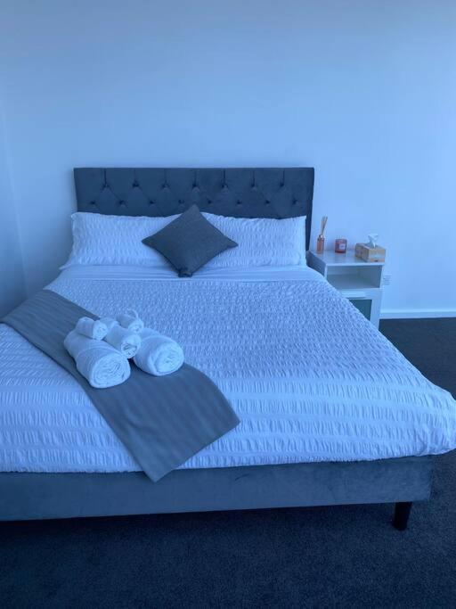 Southbank Serenity 2BR, Parking, and Wi-Fi