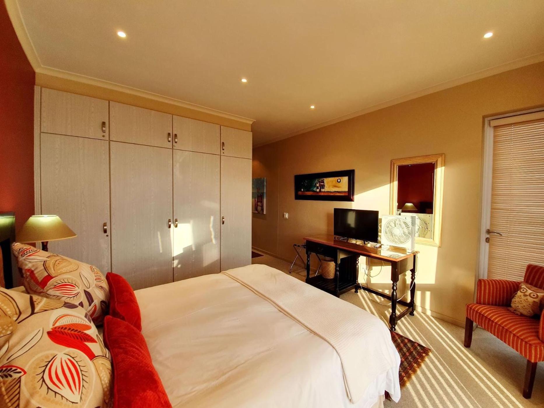 Luxury Villa in Pinnacle Point with Inverter view 5