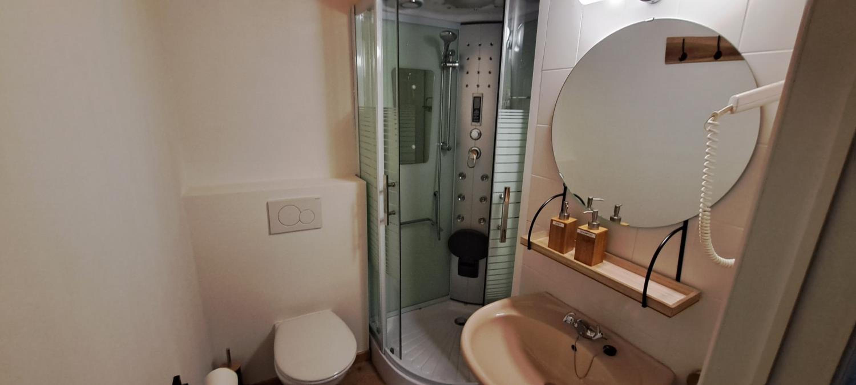 Auberge Chez Dikke Vriend, Chambres et taverne