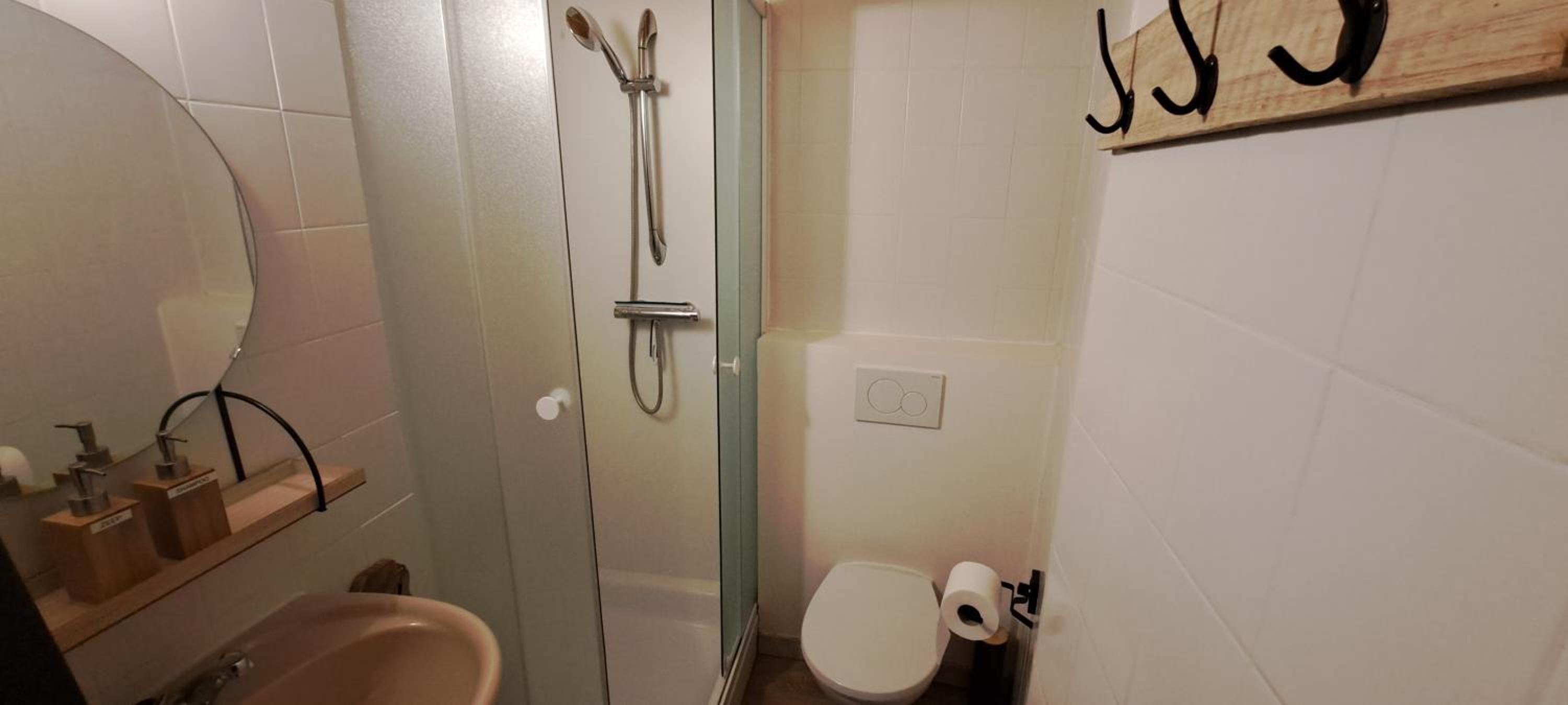 Auberge Chez Dikke Vriend, Chambres et taverne