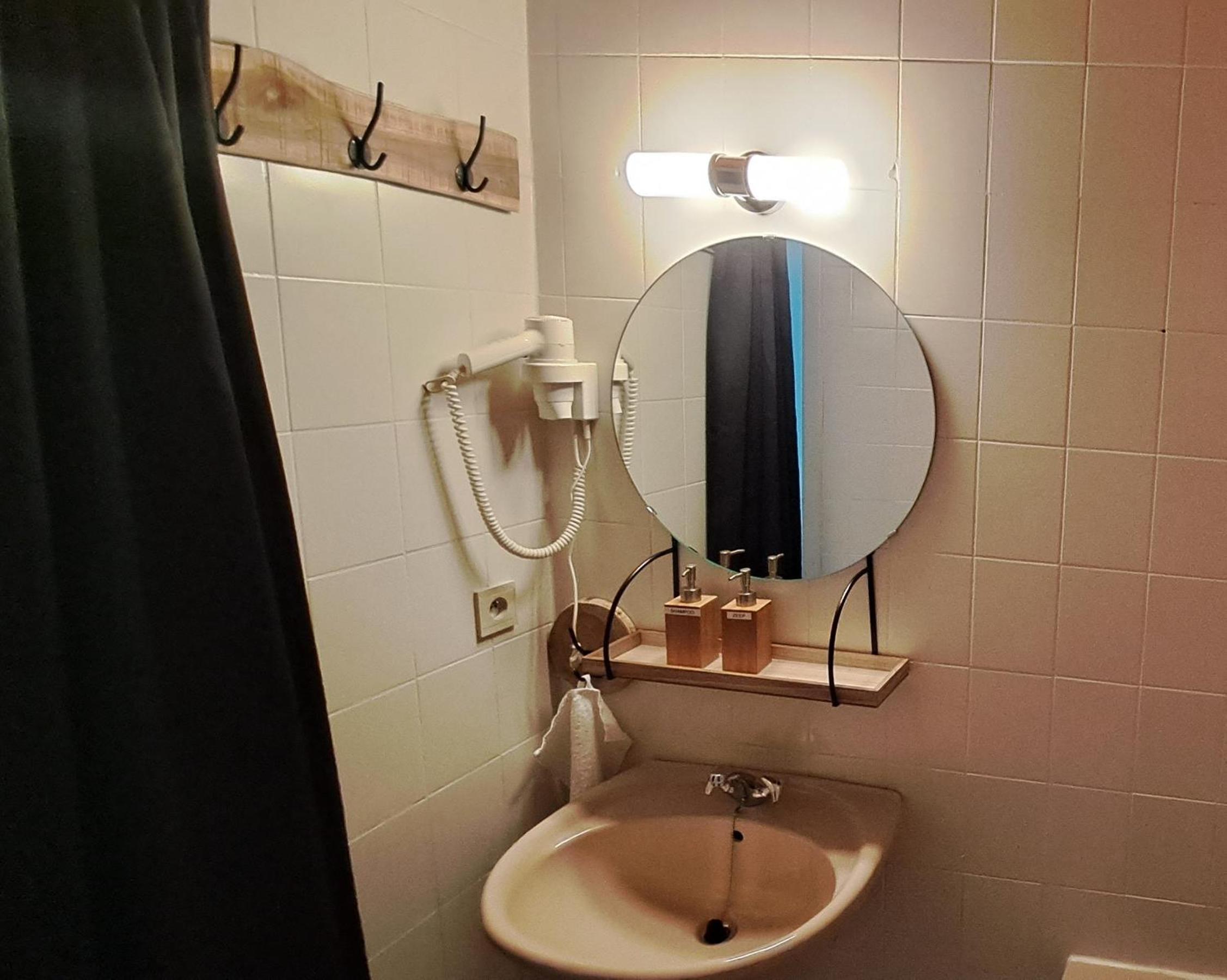 Auberge Chez Dikke Vriend, Chambres et taverne