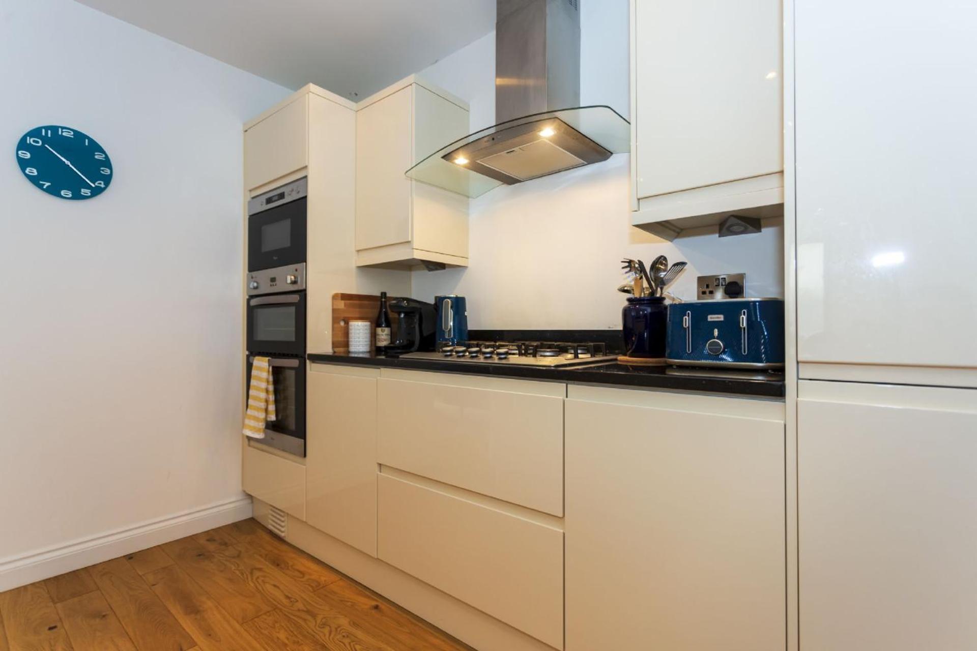 ILFRACOMBE LANDMARK VIEW 3 BEDROOMS Sleeps 68 view 5