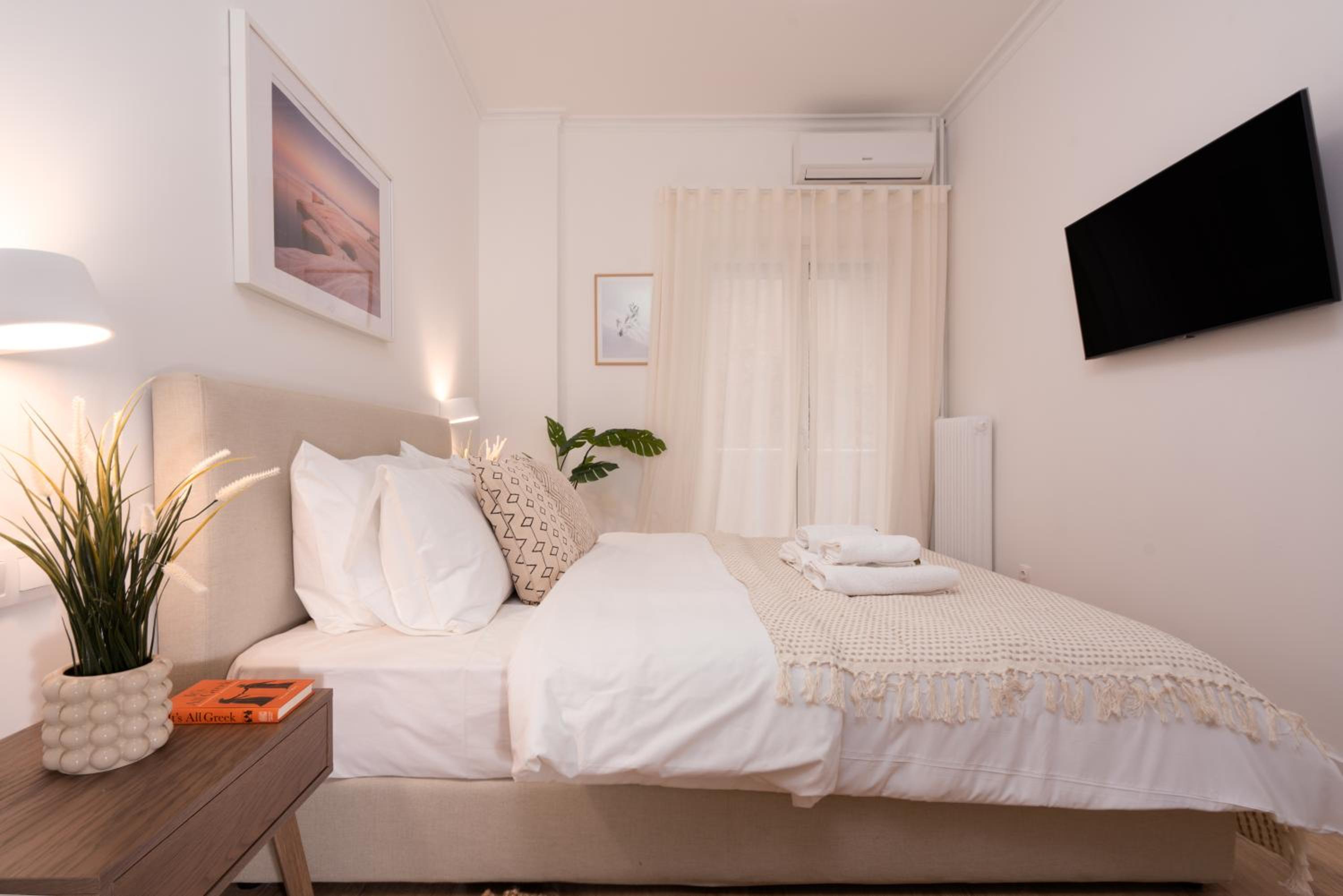 Unique 2 Bedrooms Apartment, Steps to Plaka and City center