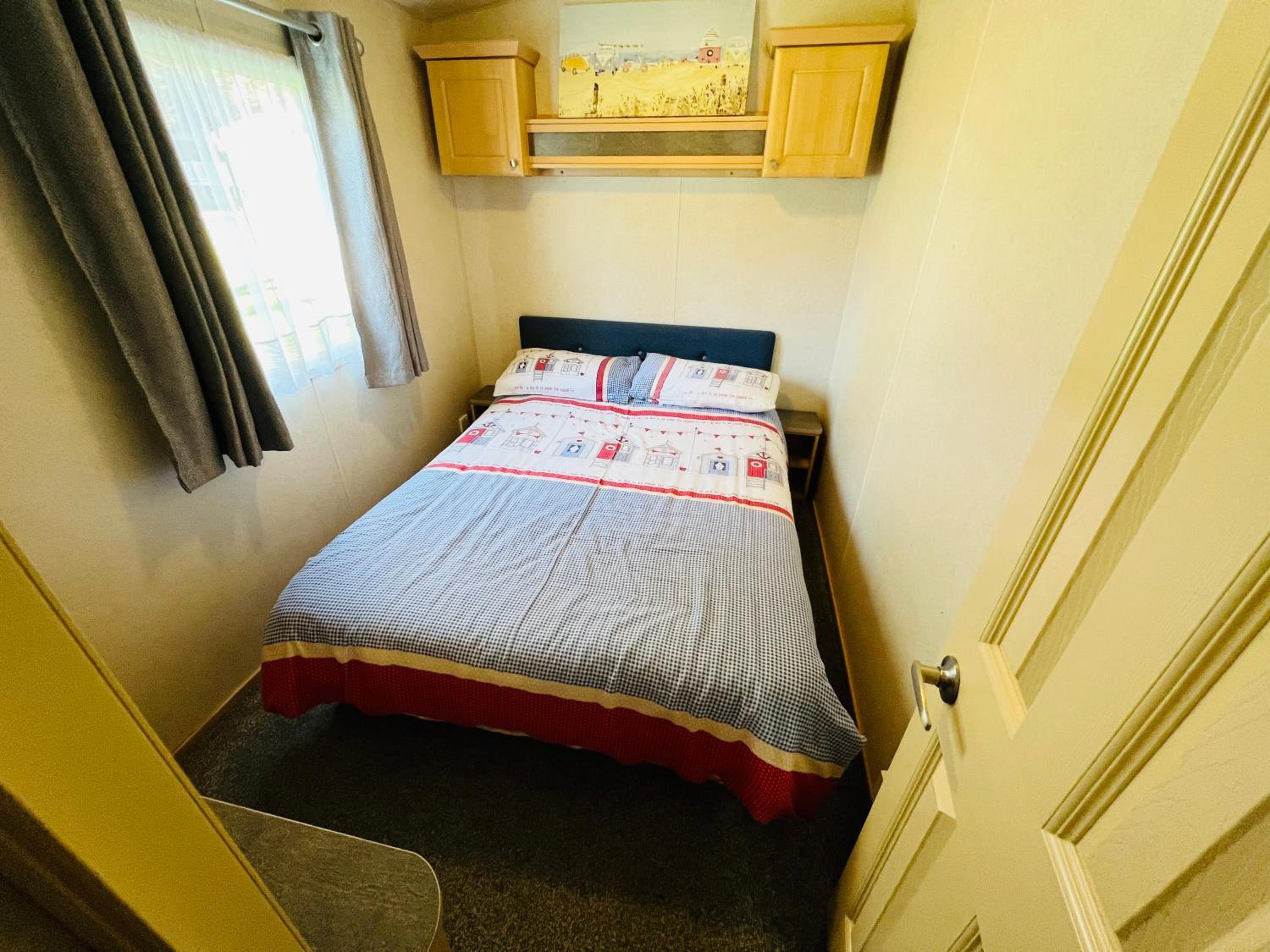 3 Bedroom Caravan KG37, Dog Friendly, Shanklin, Isle of Wight view 4