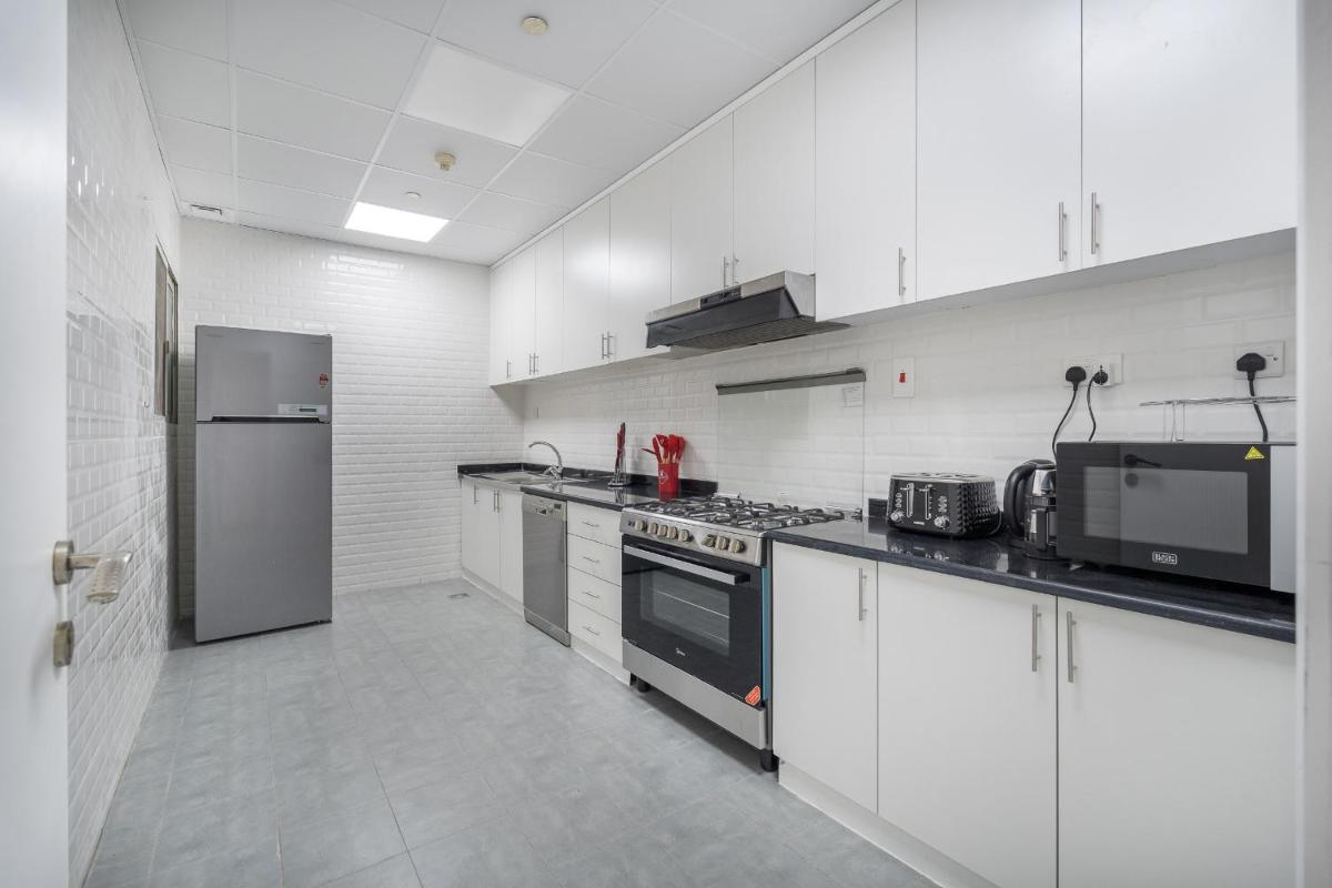Dubai Marina - Stunning Huge 4 Bedroom Apts Near JBR - Gym - Pool - Parking by Sojo Stay