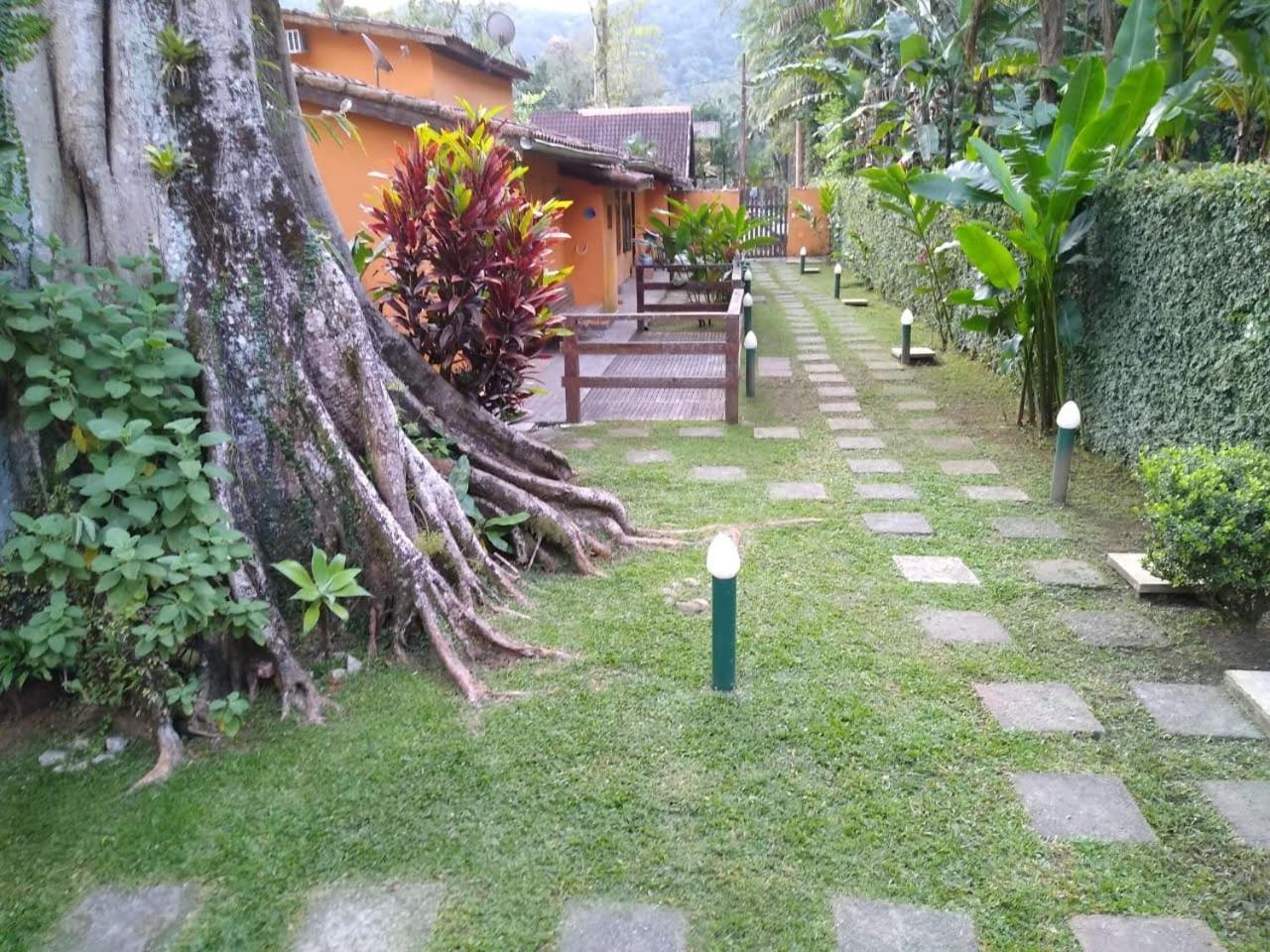 Casa na praia de Camburi em condomínio com piscina aquecida
