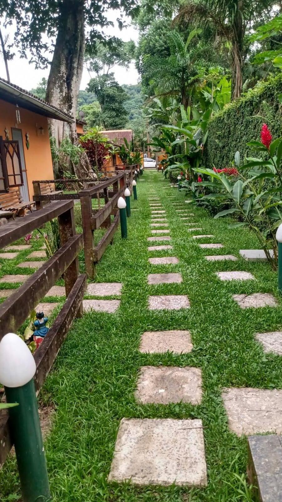 Casa na praia de Camburi em condomínio com piscina aquecida