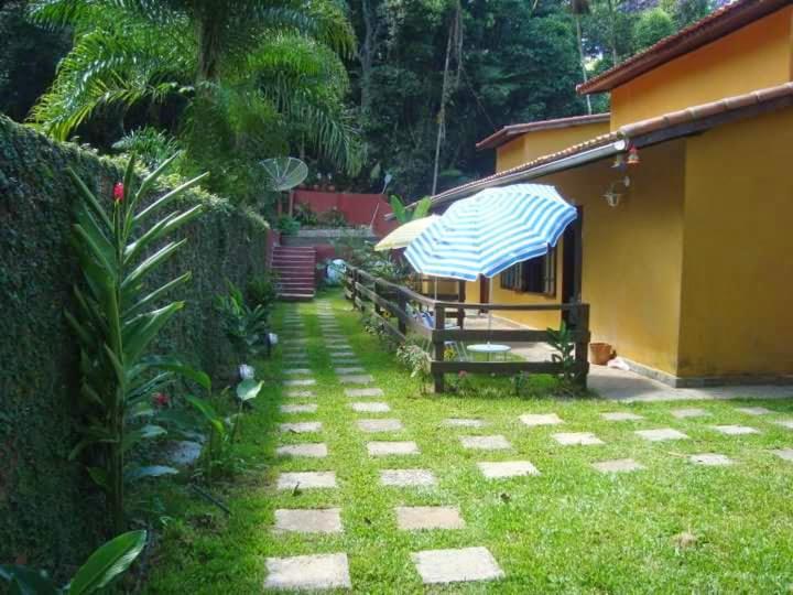 Casa na praia de Camburi em condomínio com piscina aquecida