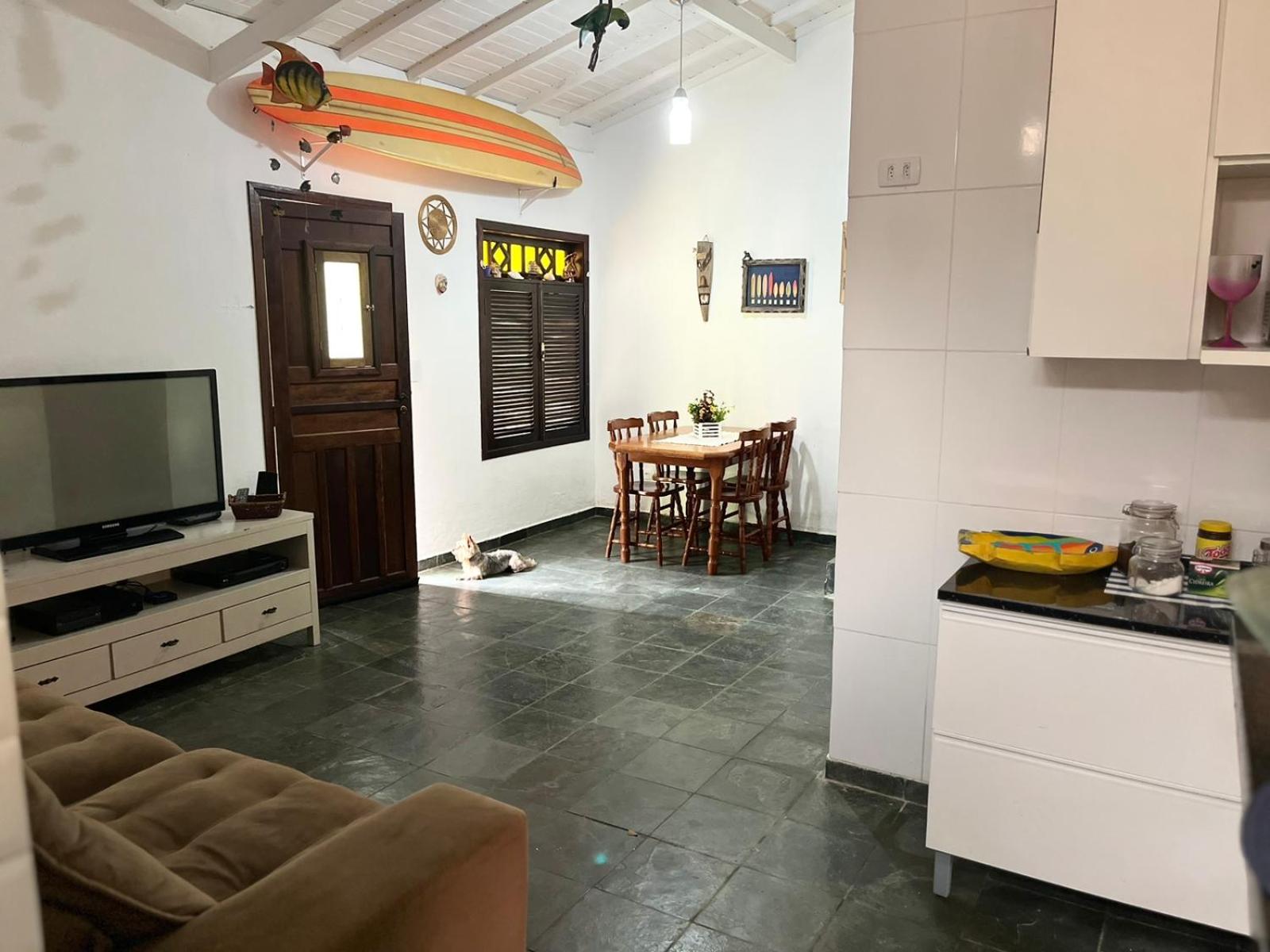 Casa na praia de Camburi em condomínio com piscina aquecida