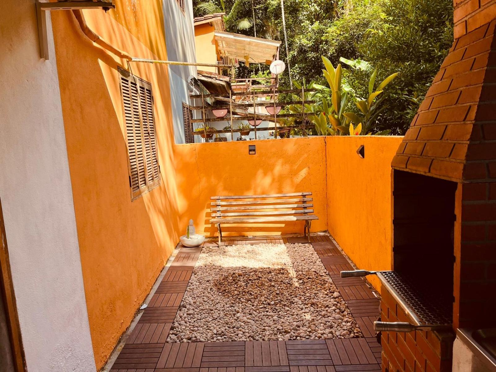 Casa na praia de Camburi em condomínio com piscina aquecida