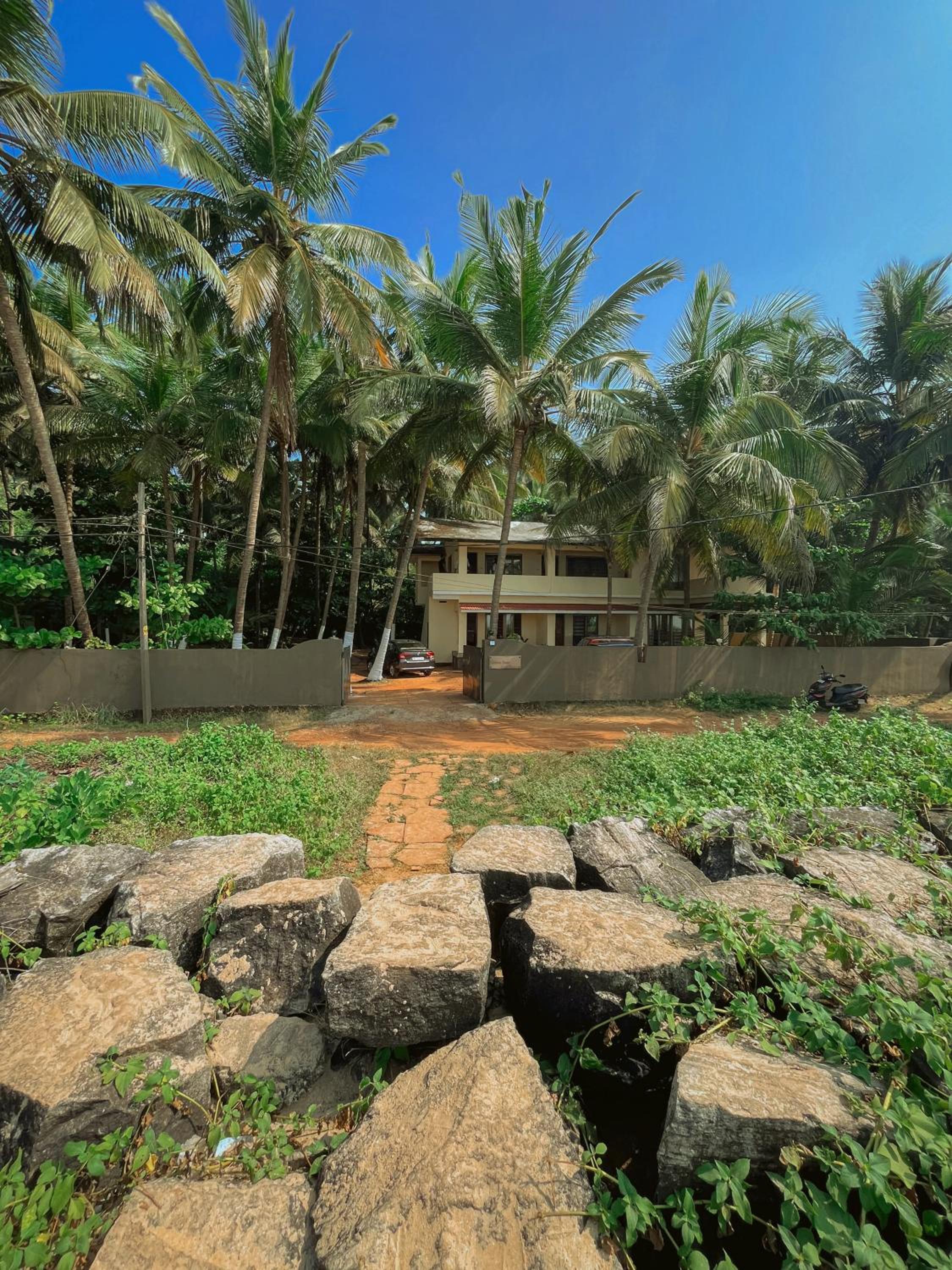 Kizhunna rock beach house