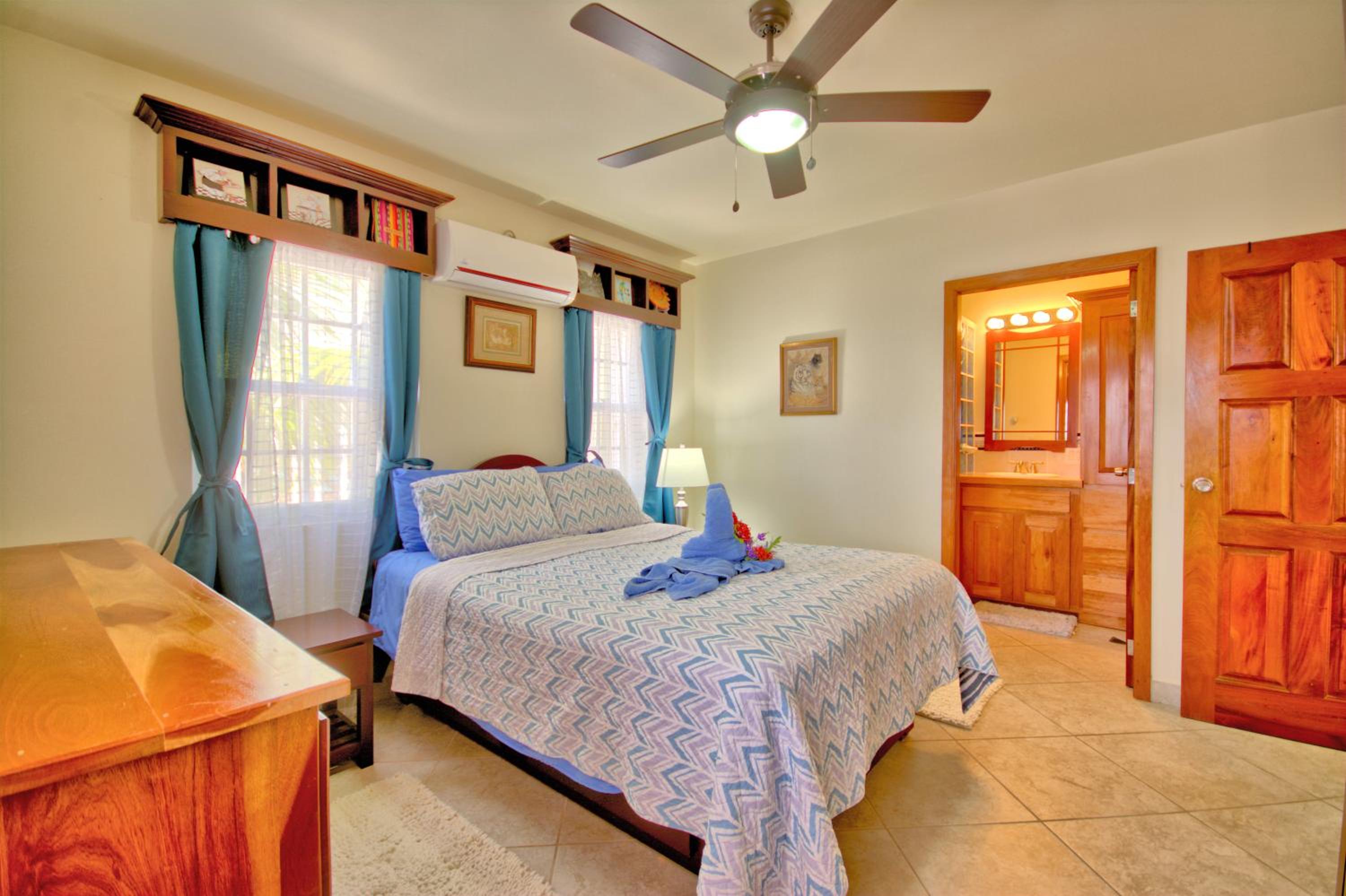 La Perla Azul Beach House with Pool