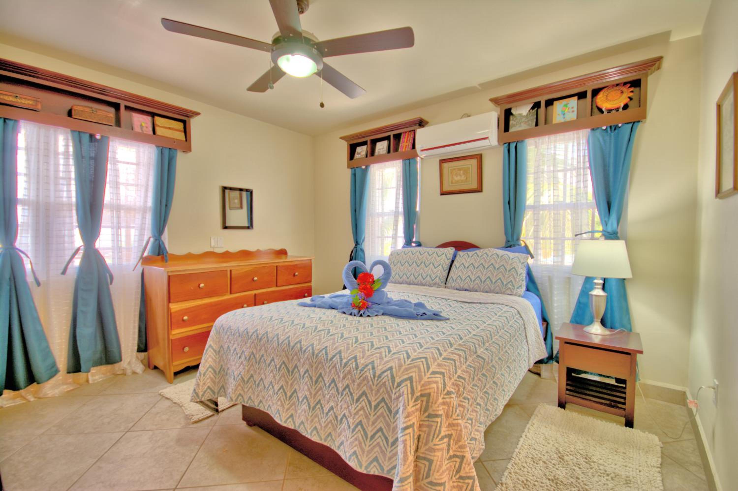 La Perla Azul Beach House with Pool