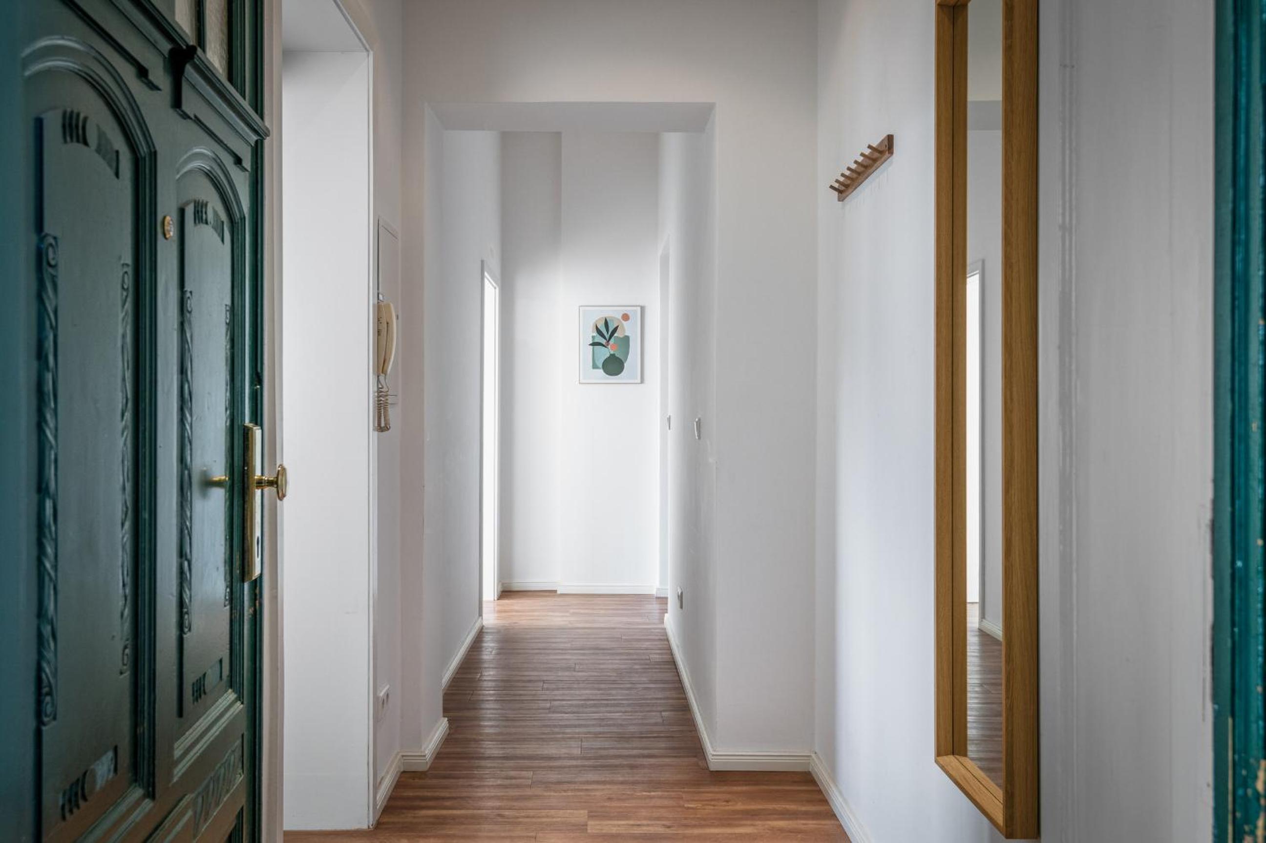 Sonnig & Helle Wohnung Alexanderplatz in 15min zu erreichen, Herthastraße sehr schön und groß für Gruppen geeignet