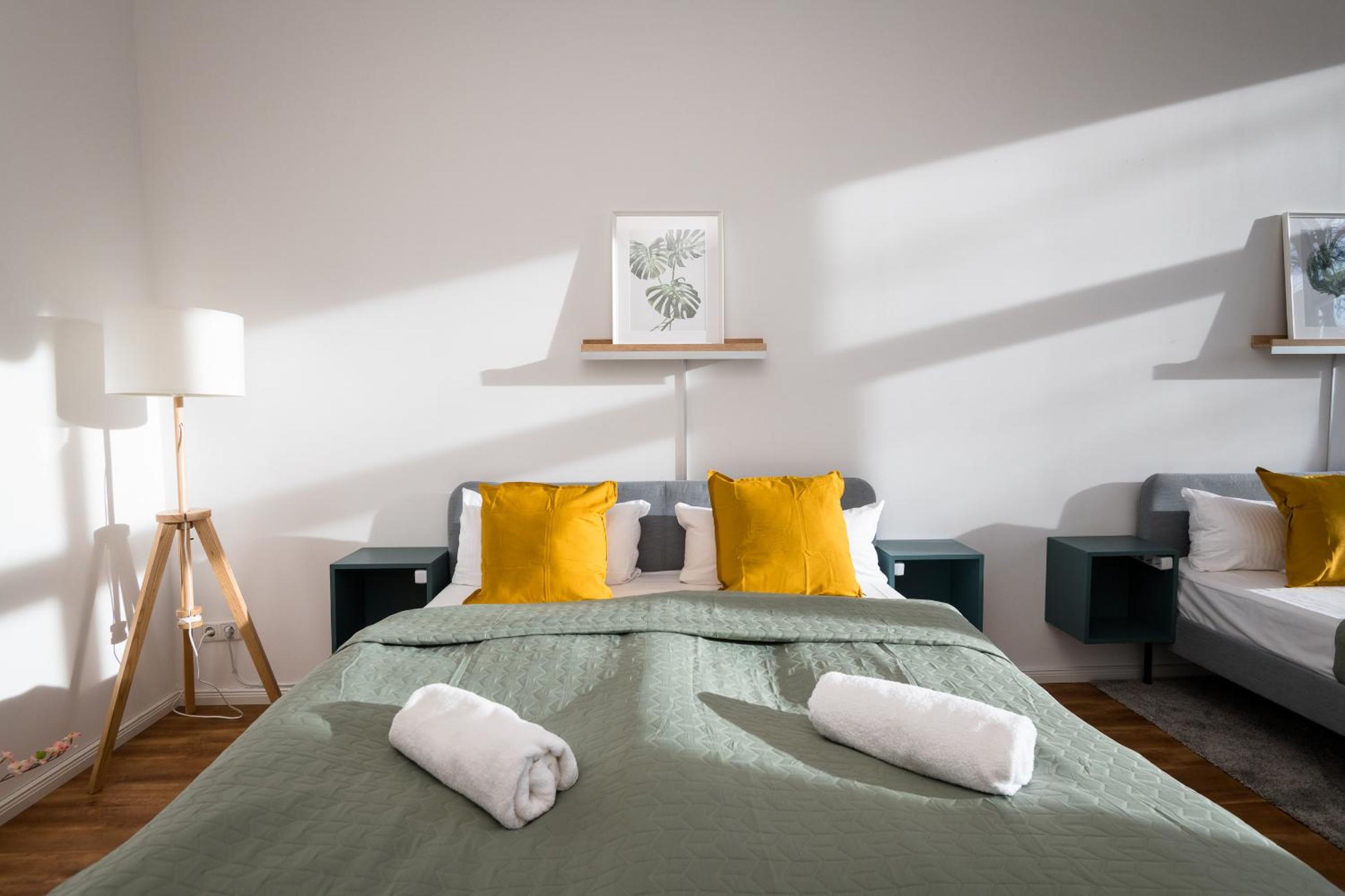 Sonnig & Helle Wohnung Alexanderplatz in 15min zu erreichen, Herthastraße sehr schön und groß für Gruppen geeignet