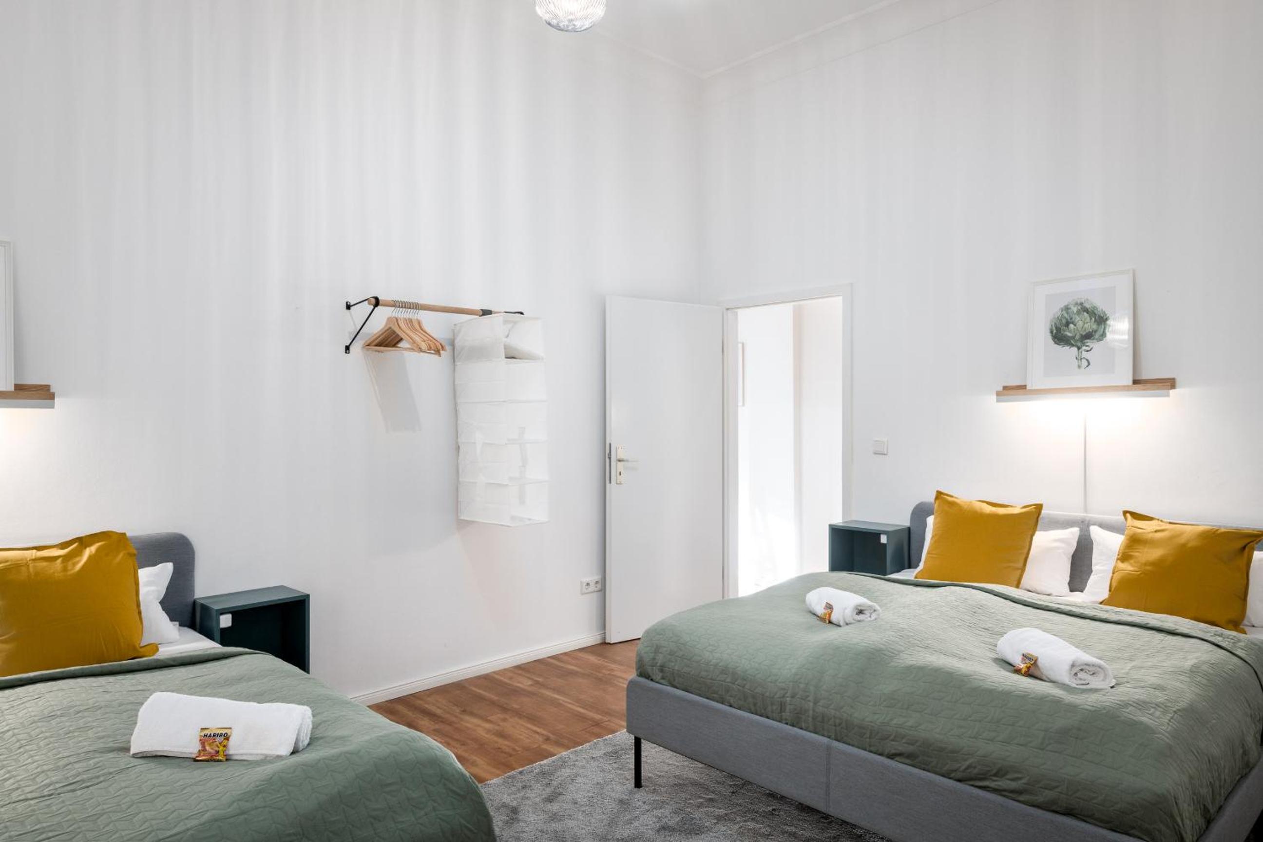 Sonnig & Helle Wohnung Alexanderplatz in 15min zu erreichen, Herthastraße sehr schön und groß für Gruppen geeignet