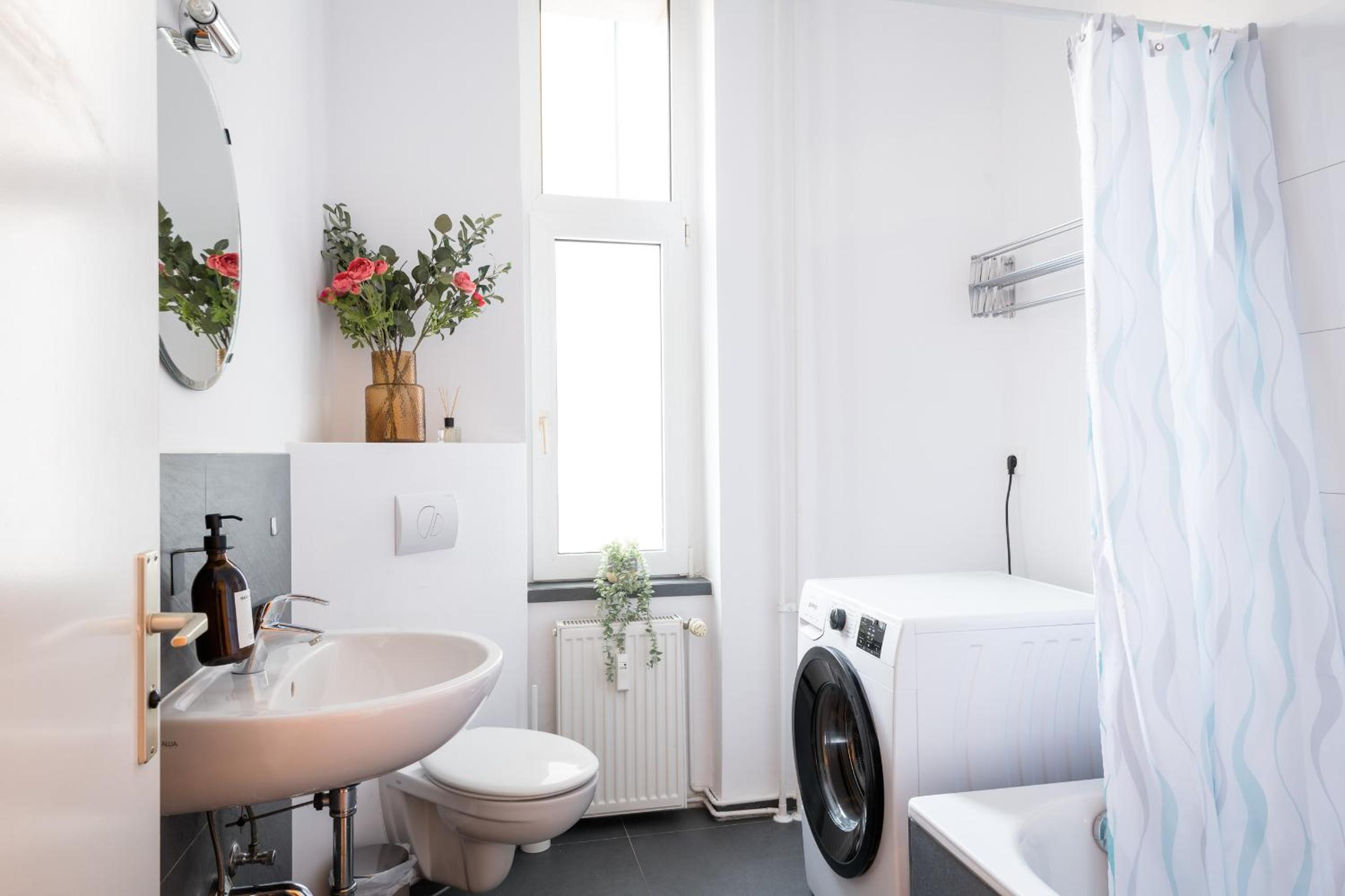 Sonnig & Helle Wohnung Alexanderplatz in 15min zu erreichen, Herthastraße sehr schön und groß für Gruppen geeignet